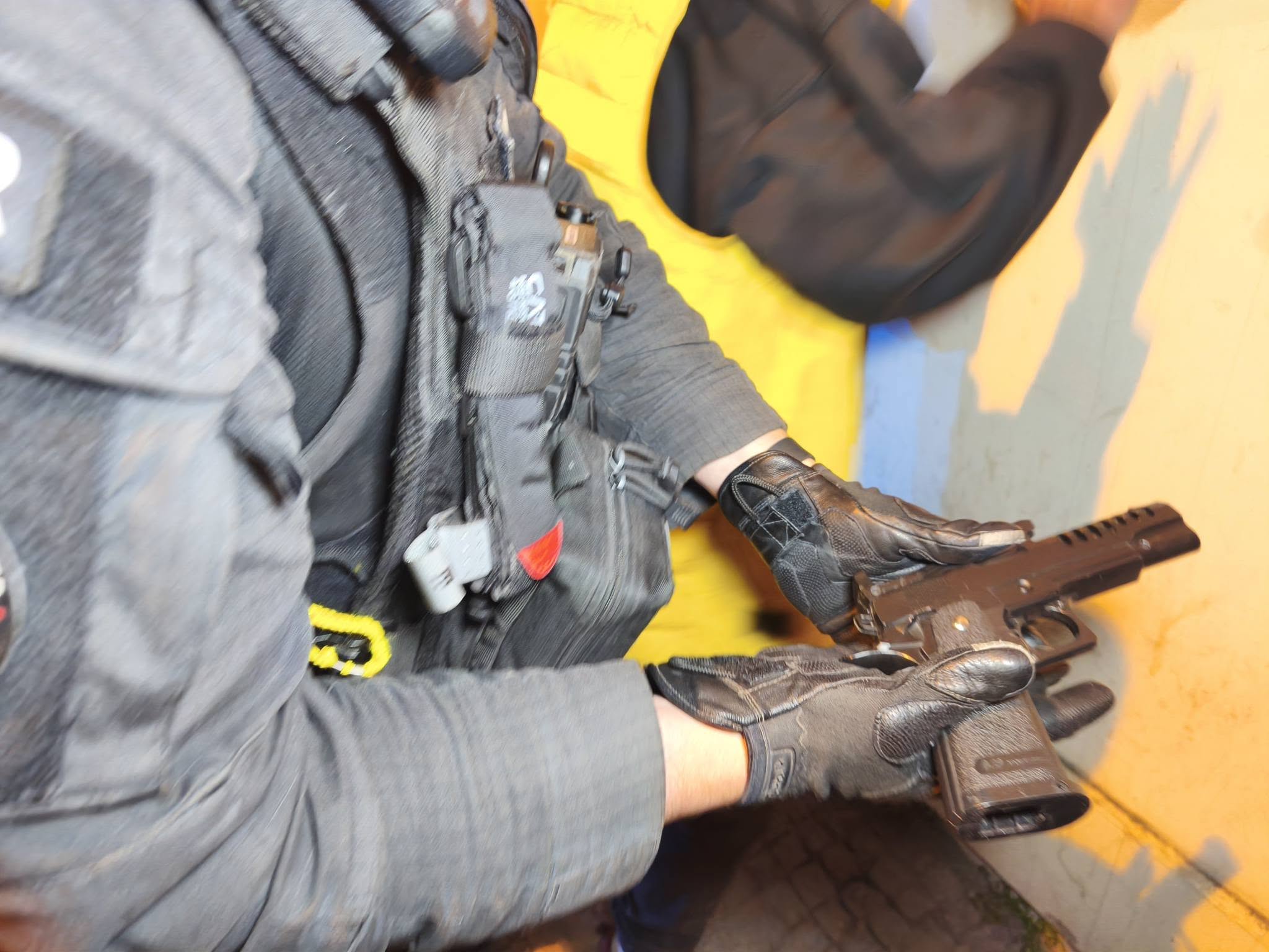 Mladík mával před restaurací v Chomutově zbraní. Byla to kuličková pistole