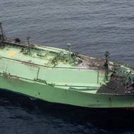 Část 277 metrů dlouhého plavidla působí neporušeně. 