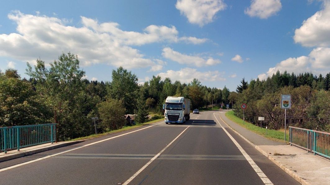 Kolony na Chomutovsku kvůli vážné nehodě v Německu, uzavírka pro náklaďáky se protáhne