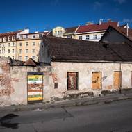Palmovka v Libni a její okolí patří k nejzanedbanějším částem Prahy. Ulice Na Hrázi.
