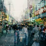 Snímek Petra Geislera Ueno Street (1987) pořízený formou víceexpozice