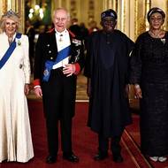 Večer se konal slavnostní banket, kde královna Camilla zářila v krémových šatech návrhářky Fiony Clare. 