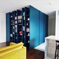 Směrem do obývacího pokoje je kostka knihovnou.