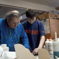 Děda a vnuk v dílně