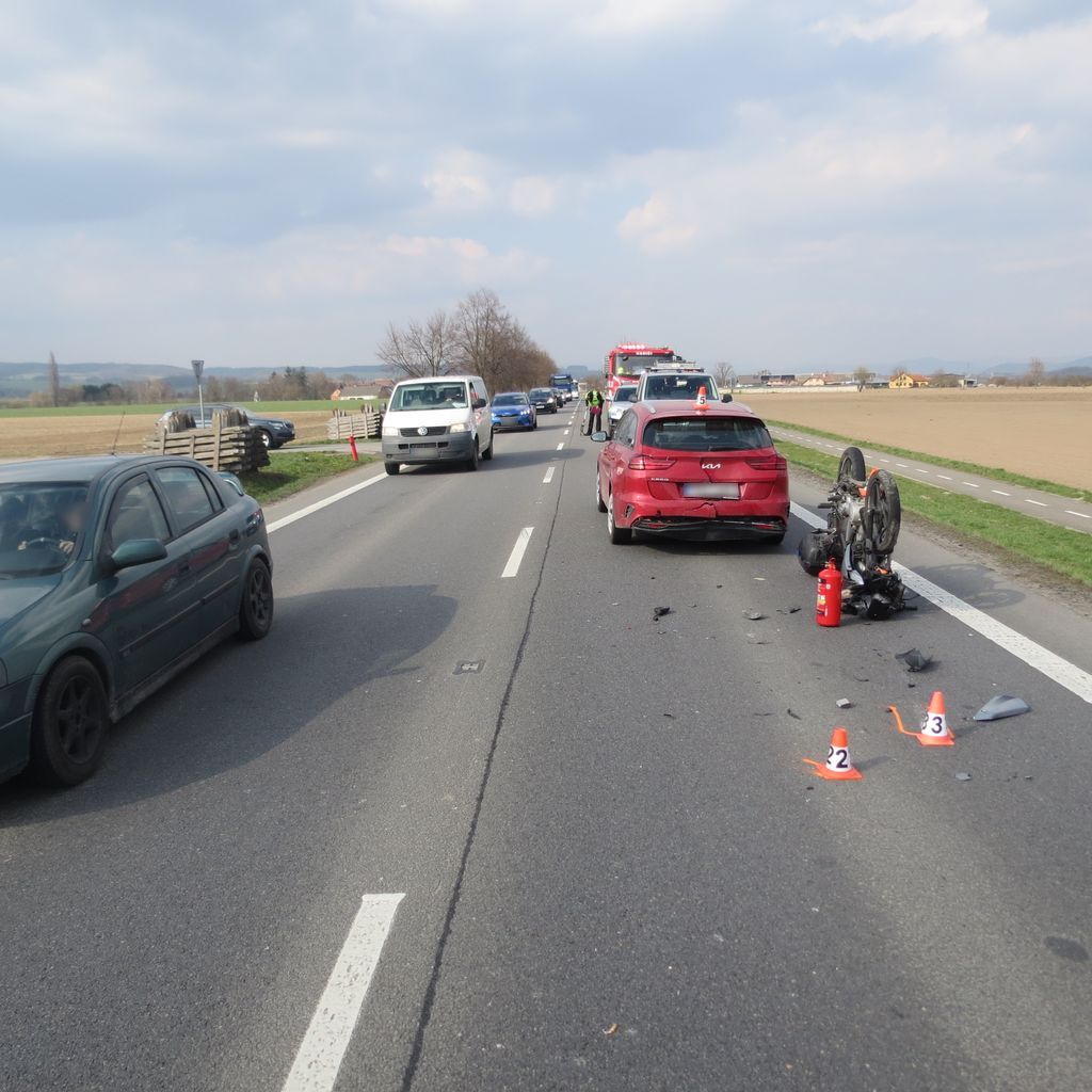 Sedmnáctiletý motorkář na Šumpersku nedobrzdil. Po nárazu přeletěl střechu auta