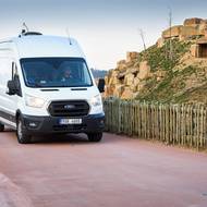 Příjezd dvojice zabavených lvic do Zoo Zlín