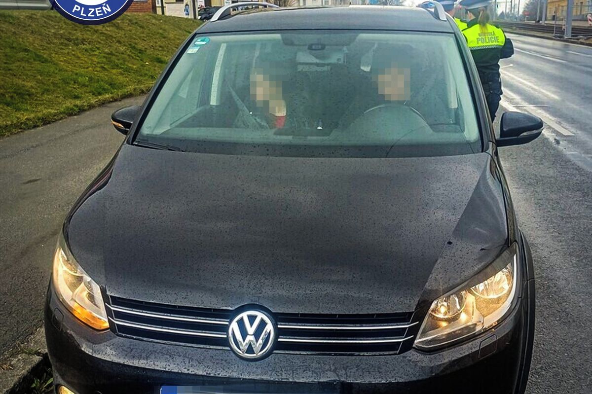 Rychle a zběsile. Mladík to v Plzni sešlápl na sto dvacet