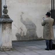 Policisté a ostraha budovy začala malbu zakrývat a odstraňovat s tím, že jde o památkově chráněnou budovu. I pouhý obrys se stal turistickou atrakcí. 