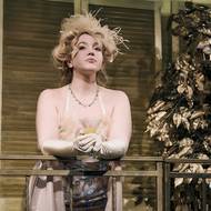 Anežka Saicová (Sibyla) v inscenaci Soukromé životy v Divadle Bez zábradlí