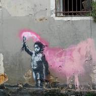 Malý imigrant v záchranné vestě držící světlici zdobí italské Benátky. 