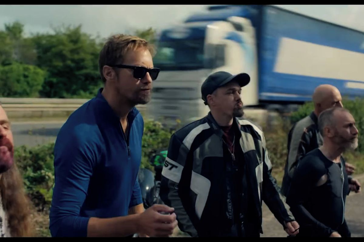 RECENZE: Film Pillion bere diváky mezi BDSM motorkáře