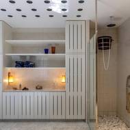 Sprchový kout je vybavený nejenom klasickou hlavovou sprchou, ale dokonce i vědrem na ledovou vodu. To se hodí hlavně během saunování.