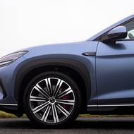 Podběhy vyplňují kola o průměru 20 palců.