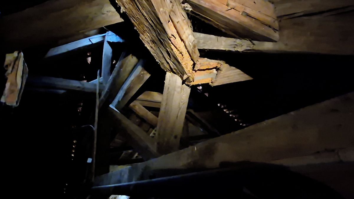 Kostel v Rajhradě od slavného Santiniho potřebuje novou střechu, stará se rozpadá