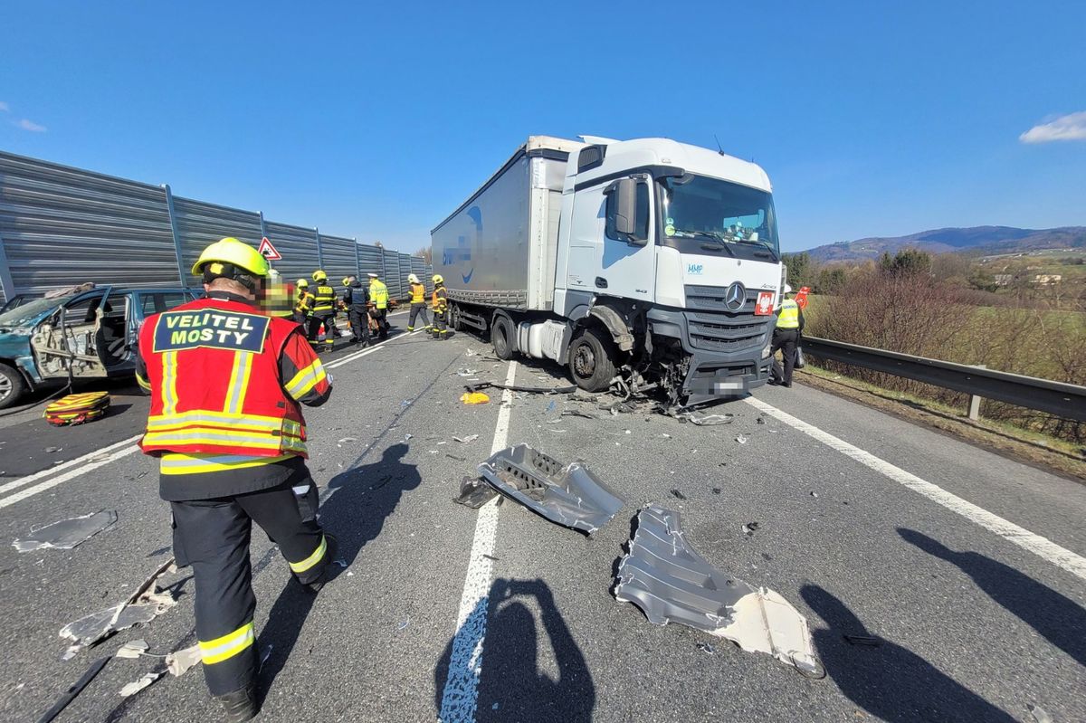Řidička se na Jablunkovsku střetla v protisměru se dvěma kamiony