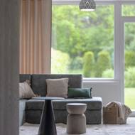 V interiéru vládnou především klidné zemité odstíny.