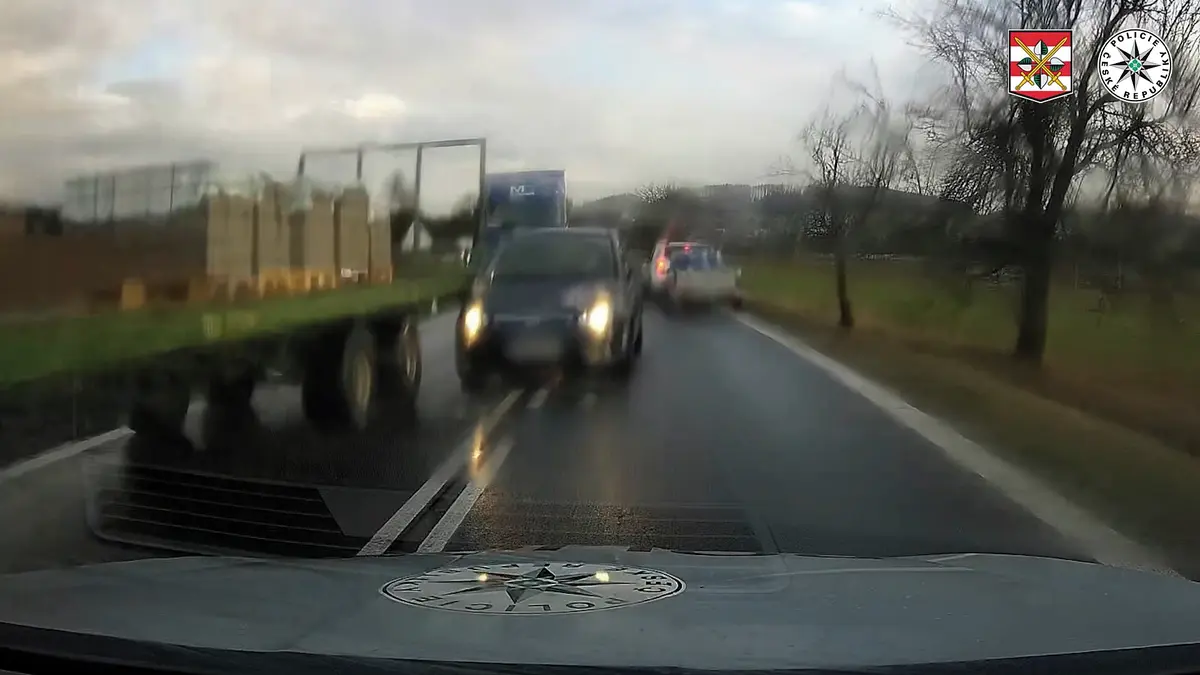 Řidič na Vysočině předjížděl traktor přes plnou čáru, málem u toho smetl policejní auto