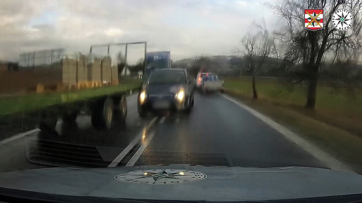 Řidič na Vysočině předjížděl traktor přes plnou čáru, málem u toho smetl policejní auto