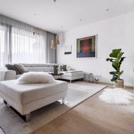 Obrazy v bytě jsou dílem zesnulého kamarádčina manžela.