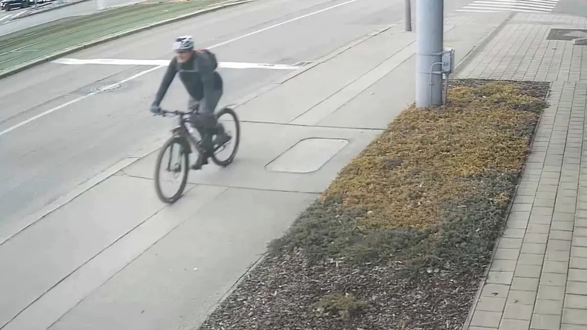Po chodníku se nejezdí, napomenul senior v Brně cyklistu. Skončil s těžkým zraněním v nemocnici