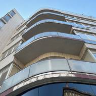 Skleněný palác nabízel ve své době vyšší standard například pro bankovní úředníky.