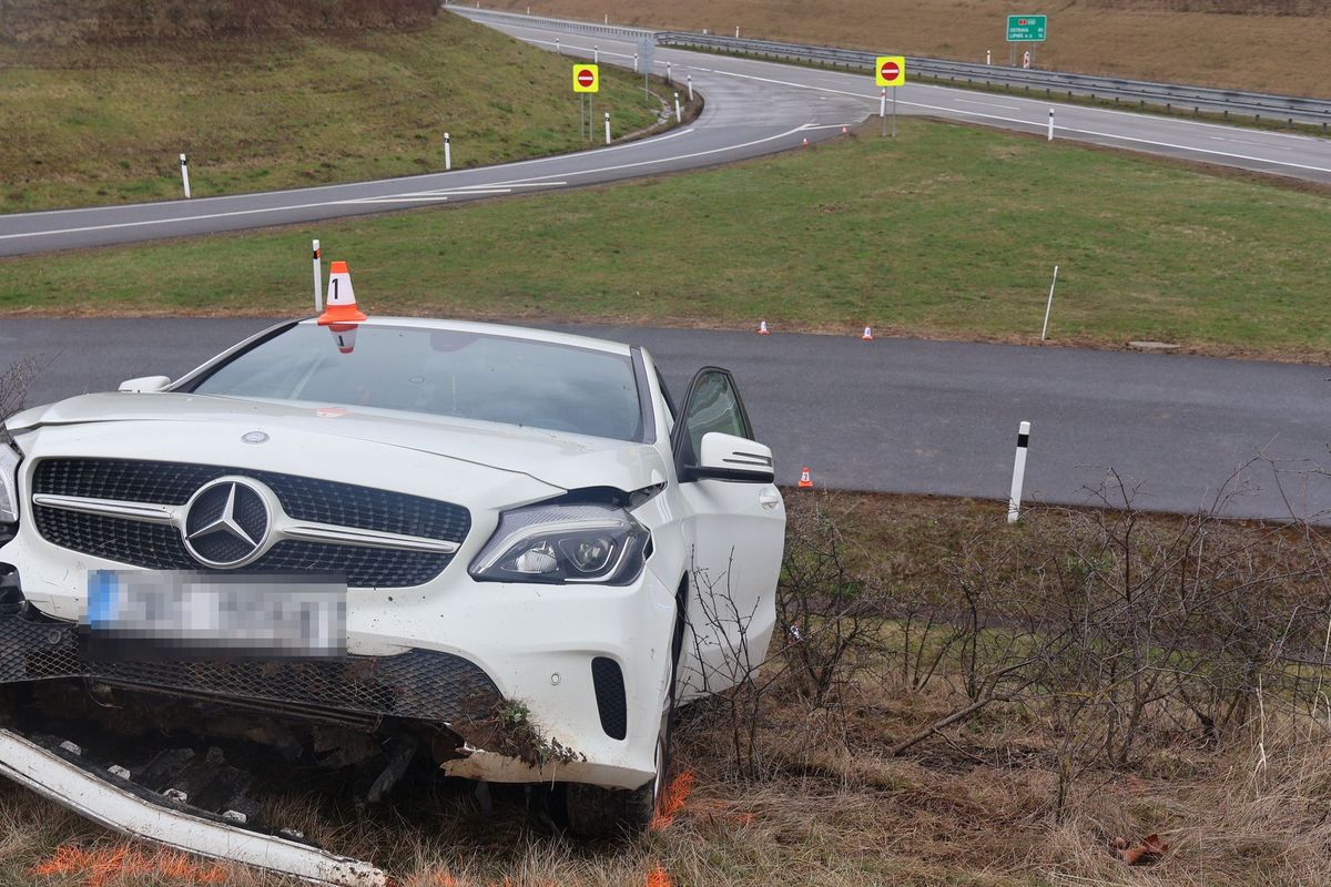 Lekl se na D1 u Přerova předjíždějícího auta. Mercedes skončil na svahu, spolujezdkyně v nemocnici