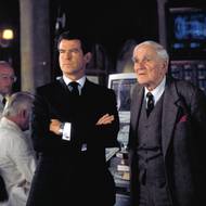 Desmond Llewelyn tento svět opustil už v roce 1999. Do paměti filmových fanoušků se ovšem nesmazatelně zaspal coby Q. Je držitelem těžko překonatelného rekordu, zahrál si v 17 bondovkách. Na snímku z filmu Jeden svět nestačí je s Piercem Brosnanem, který si ve filmu zahrál Jamese Bonda.