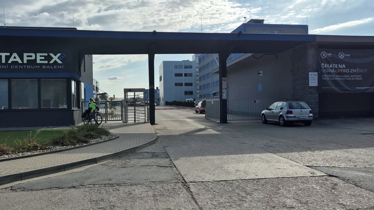 Požár, pak policejní manévry. Pardubice se uklidňují