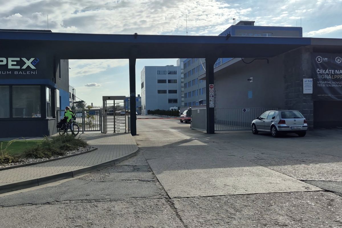 Požár, pak policejní manévry. Pardubice se uklidňují