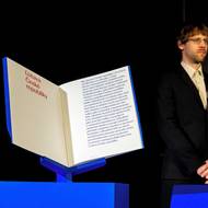 Celé provedení je v českých státních barvách. Myslelo se i na případné novelizace, vložený text jde poměrně snadno vyměnit. 