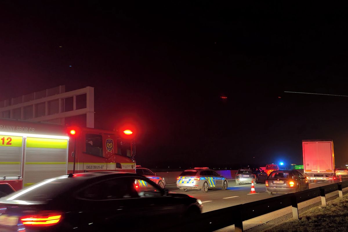 Smrtelná nehoda na D1 u Čestlic. Auto se srazilo s motorkářem