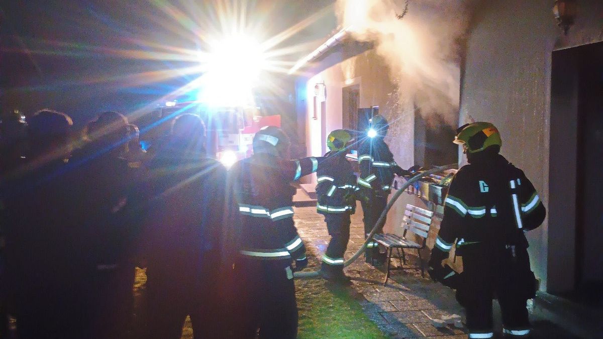 Při požáru domu na Písecku se zranil senior