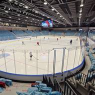 Červené sedačky jsou zatím zakryté igelitem.