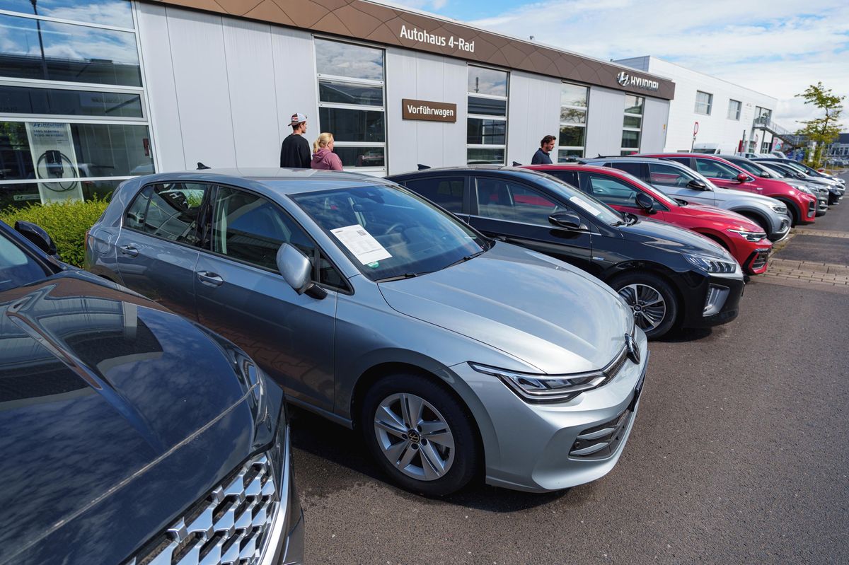 Zákazník v Německu si půjčil auto na testovací jízdu a už se nevrátil. Policie jej vypátrala s pomocí GPS