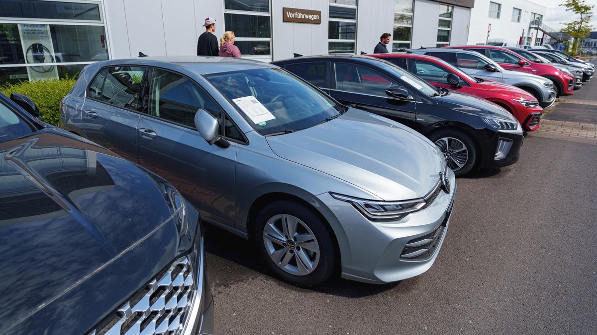 Zákazník v Německu si půjčil auto na testovací jízdu a už se nevrátil. Policie jej vypátrala s pomocí GPS