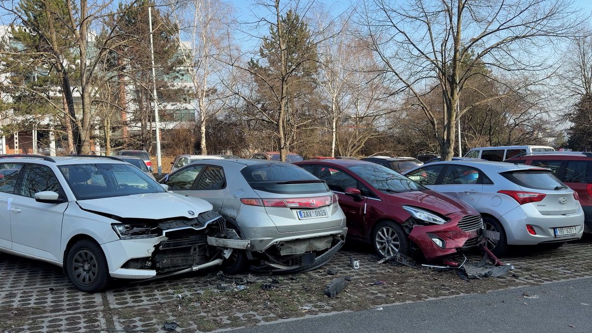 Desetileté dítě nabouralo v pražských Stodůlkách čtyři zaparkovaná auta
