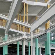 Interiér stavby Charleroi Palais des Expositions je dnes více otevřený.