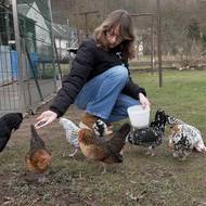 Iveta Sekerková se svými slepicemi