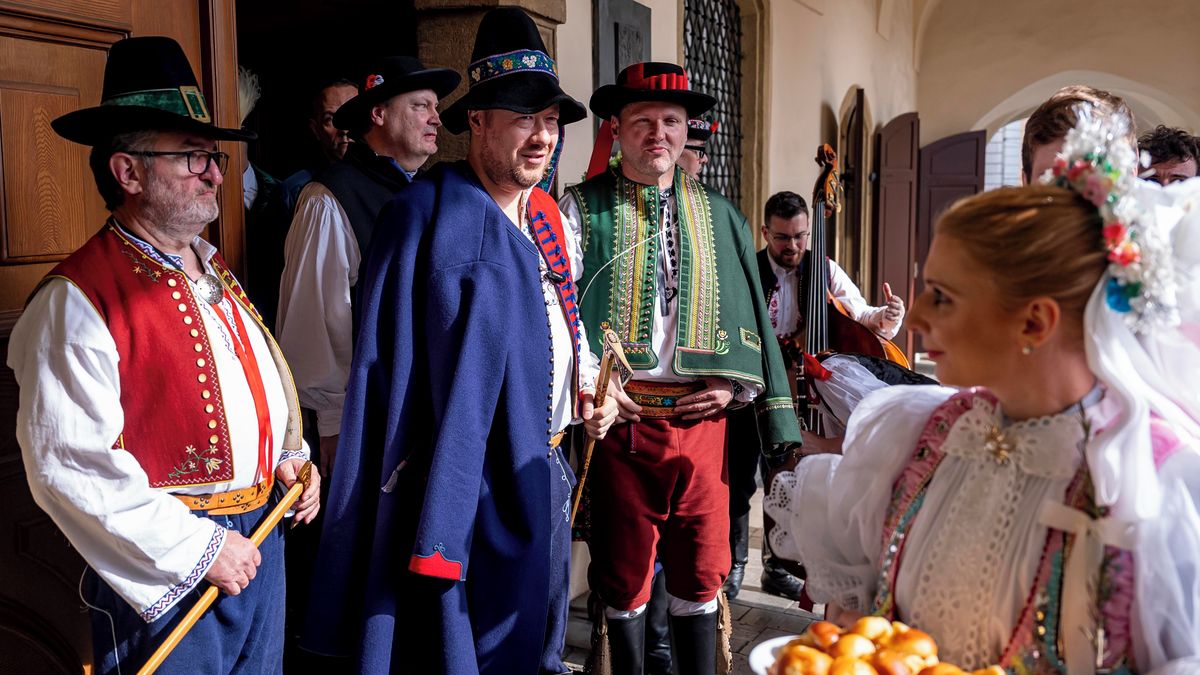 FOTO: Okamura i Klempíř v kroji. Desítky poslanců pokračují v tradici
