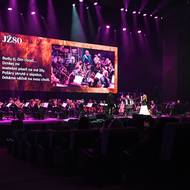 Celkový pohled na smyčcový orchestr a Olgu Lounovou