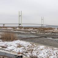 O několik kilometrů jižněji spojuje Čínu se Severní Koreou nový most, ten ale není na severokorejské straně už víc než deset let dokončený. 