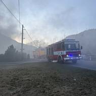 Hasiči likvidují požár rodinného domu v Dolní Lomné.