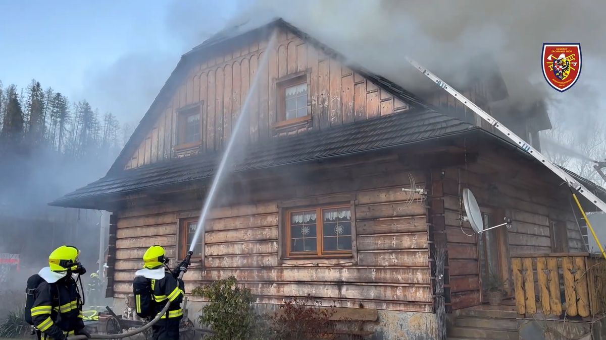 V Dolní Lomné hořela roubenka, rodina stihla včas utéct