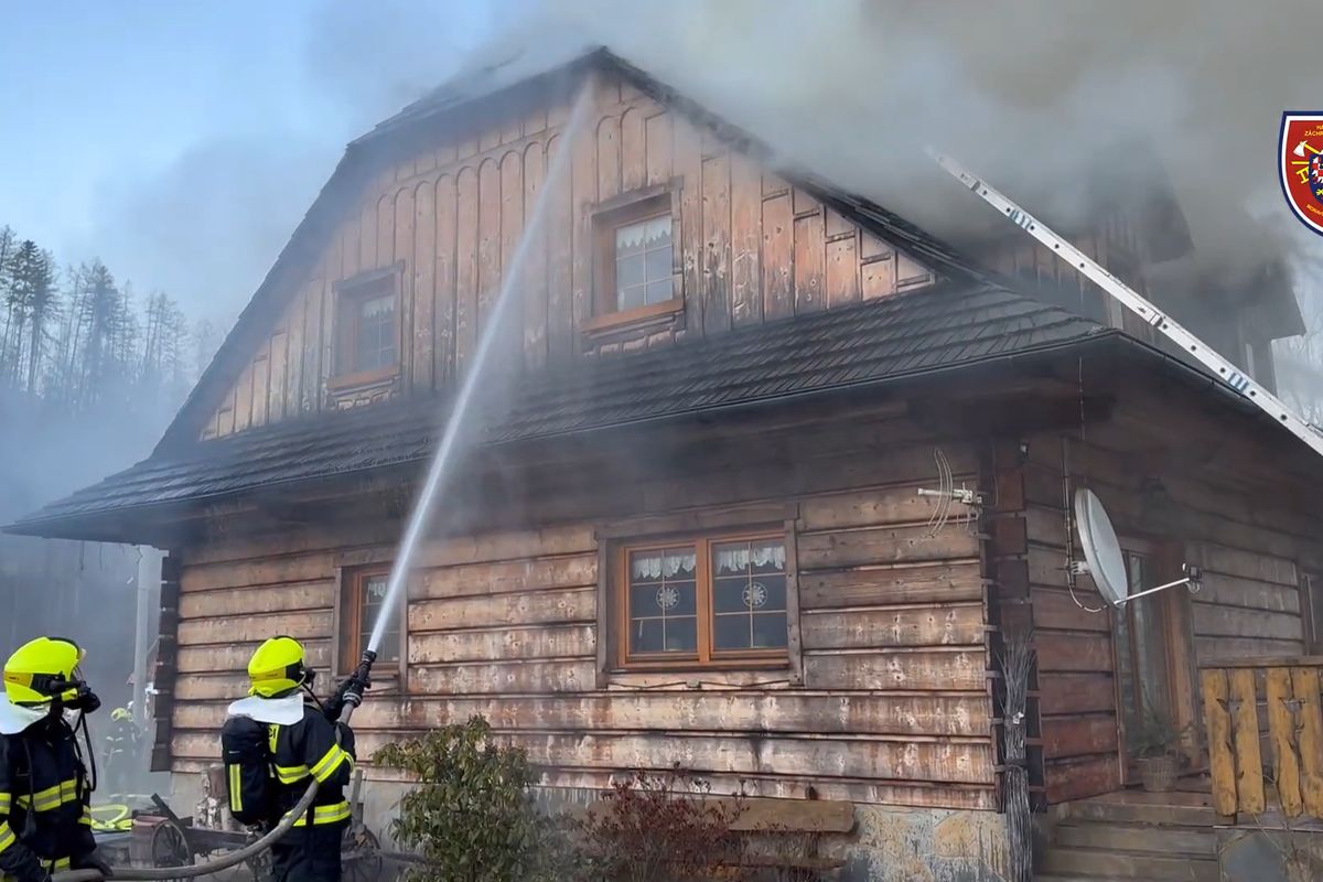 V Dolní Lomné hořela roubenka, rodina stihla včas utéct
