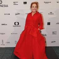 Módní volba z Českých lvů se vydařila Dagmar Havlové, když sáhla po červených košilových šatech s výraznou mašlí v pase a velkými kapsami.