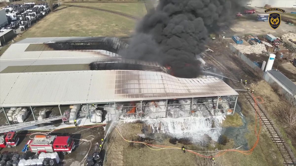 Policie šetří zapálení skladu v Otrokovicích jako úmyslný trestný čin