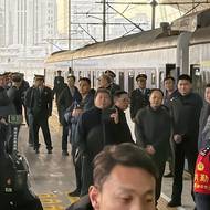 Přísná bezpečnostní opatření na vlakovém nádraží v Pekingu. Osobní vlak do Severní Koreje odtud vyjel po šesti letech. 