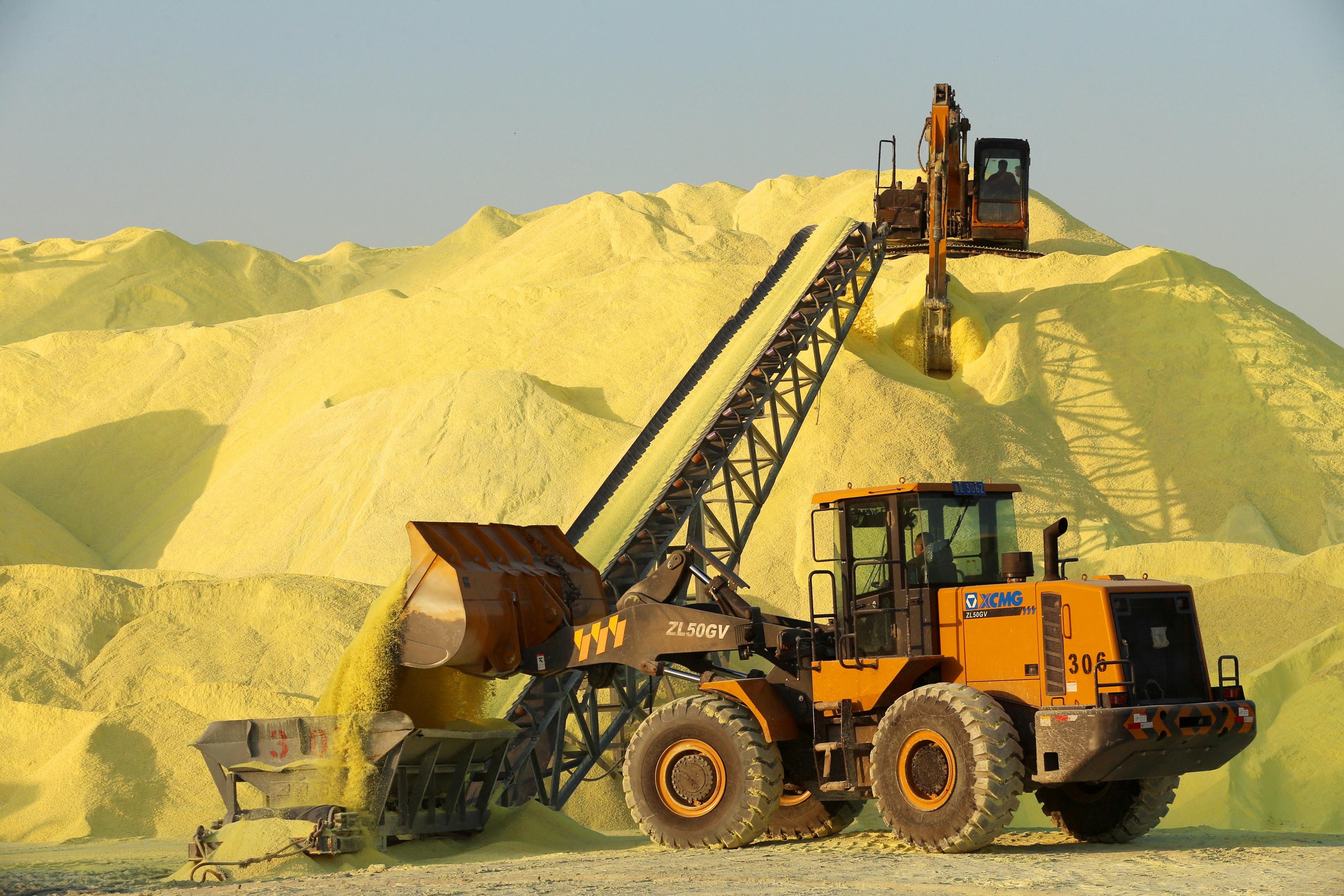 Kvůli válce prudce roste kromě ceny ropy i cena síry. Zásoby se tenčí