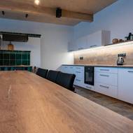 Velká společenská Haffo místnost má vlastní kuchyňskou zónu.