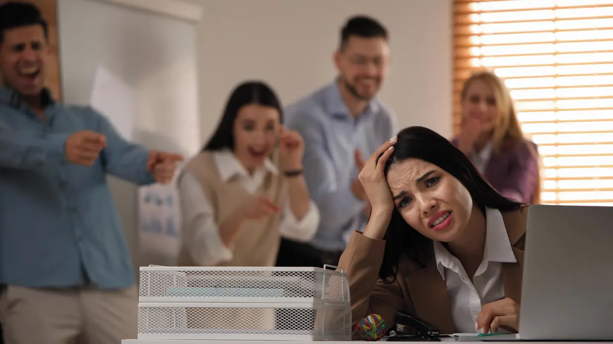 Vtipy na váš účet a další projevy zdvořilé šikany v práci, kterou se nevyplácí přehlížet